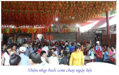 Nhộn nhịp buổi cơm chay ngày hội